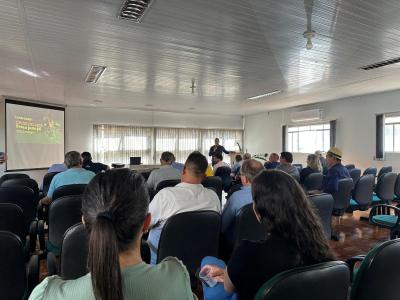 Produtores e lideranças debatem crise do leite em Laranjeiras do Sul